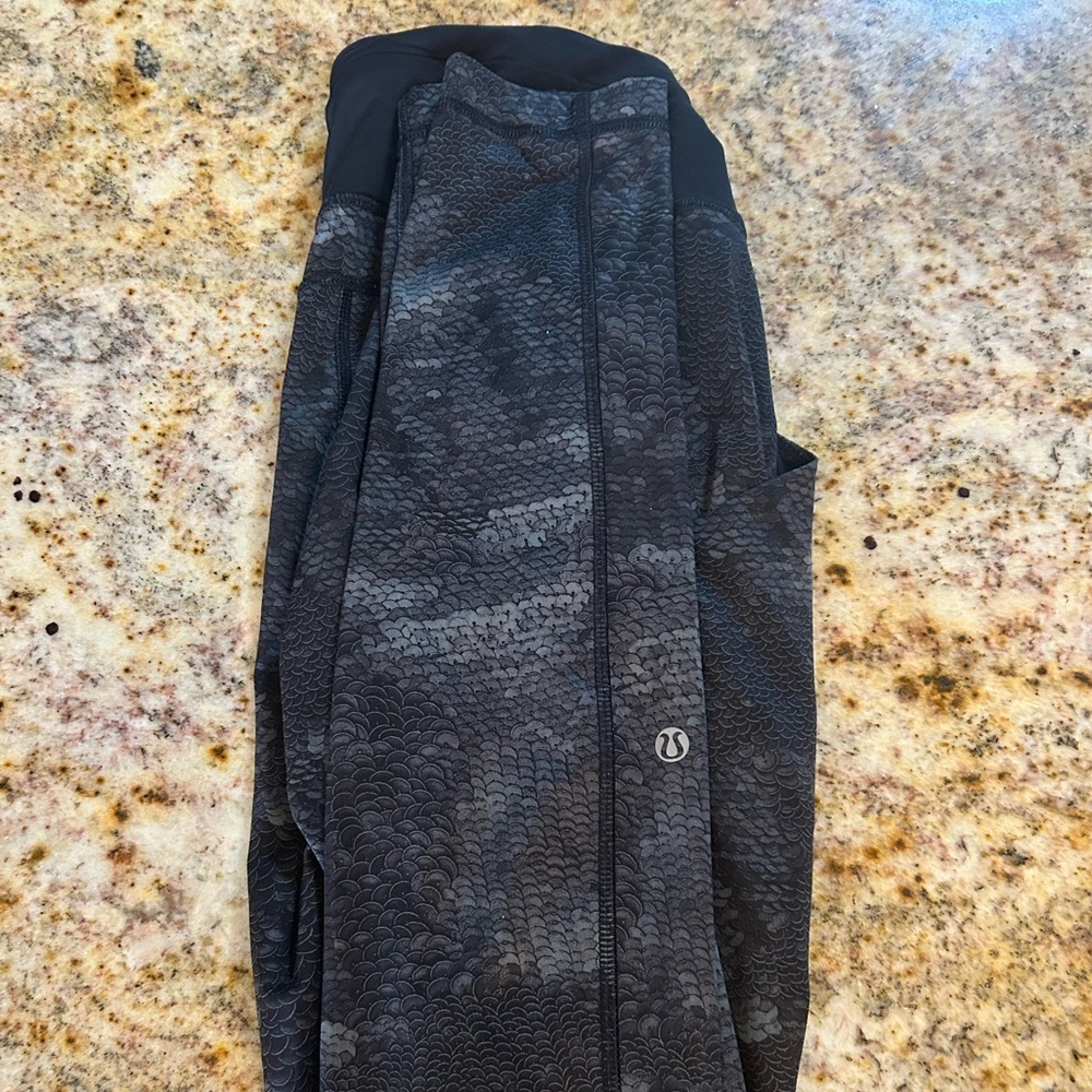 Snake print black/gray lululemon leggings